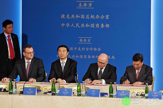 上汽集团总裁陈志鑫（右一）、斯柯达汽车CEO梅博纳（右二）签署谅解备忘录