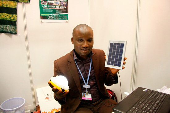 可携式小型太阳能发电与 LED 灯具组 SunKing Pro