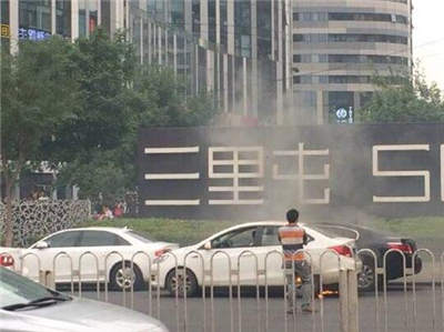北京三里屯电动汽车着火，或因高温天气自燃（图）