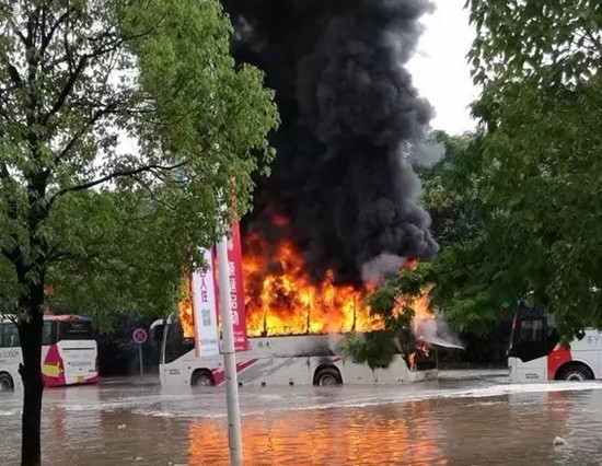 解析：南京电动大巴浸水起火谁之过？