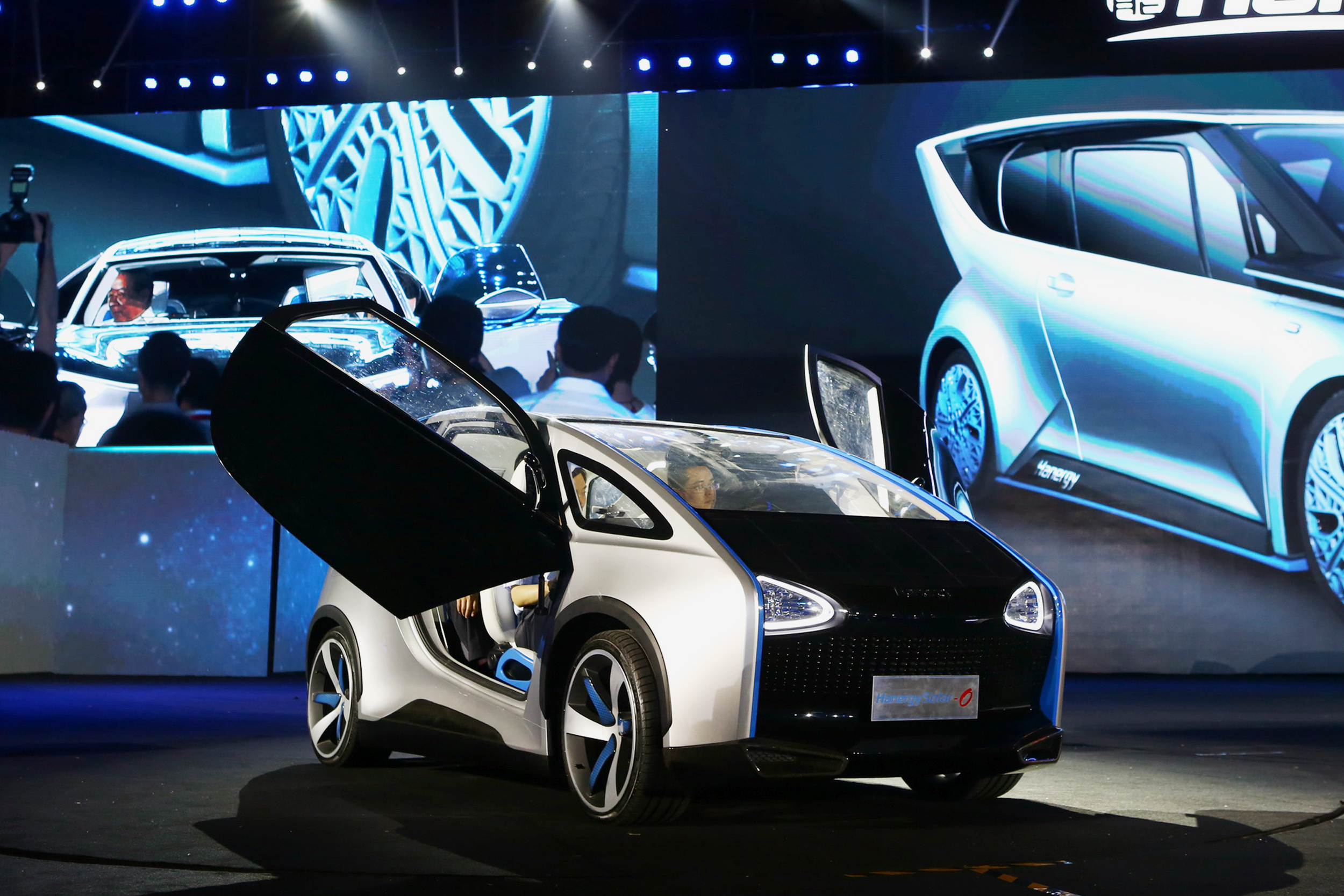 汉能移动能源战略成果暨全太阳能动力汽车发布