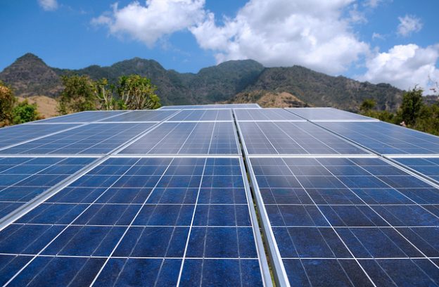 在全球近 60 个国家，太阳能已成为最便宜能源