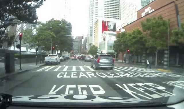 Uber无人驾驶出租车在旧金山上路第一天就闯了红灯