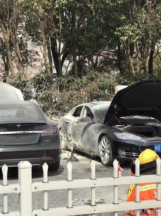 特斯拉上海金桥超级充电桩和特斯拉汽车一起自燃 