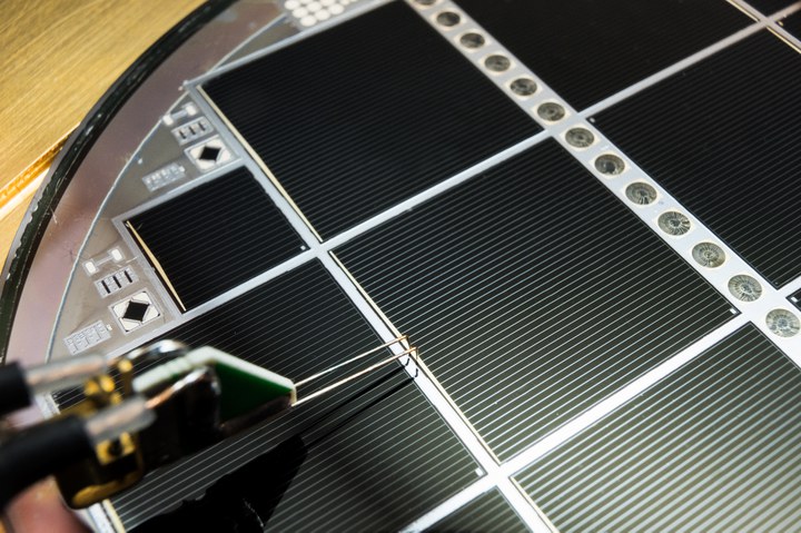 硅基太阳能电池效率新进展日26.3%、德31.3%