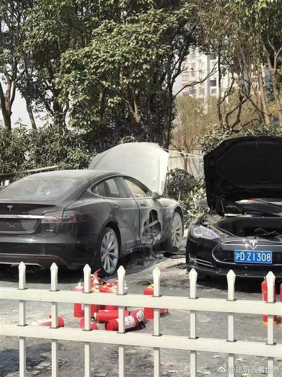 特斯拉上海金桥超级充电桩和特斯拉汽车一起自燃 