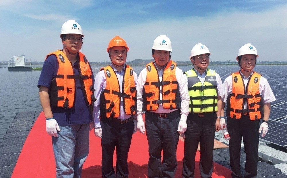 三峡集团董事长卢纯一行考察阳光电源水面漂浮电站