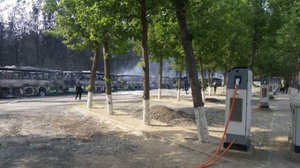 北京蟹岛度假村停车场起火 80余辆电动大巴烧毁