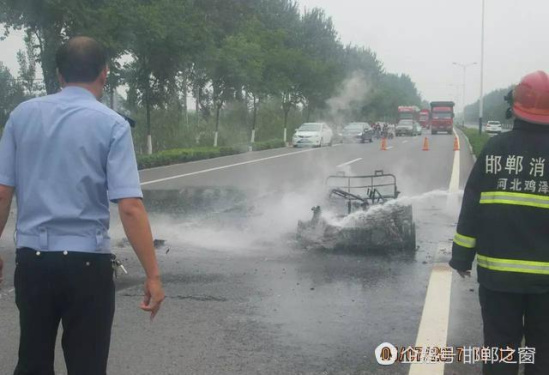 河北省邯郸市沙曹公路一辆电动汽车起火自燃