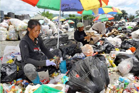 在奎松市废品店工作的菲律宾女性