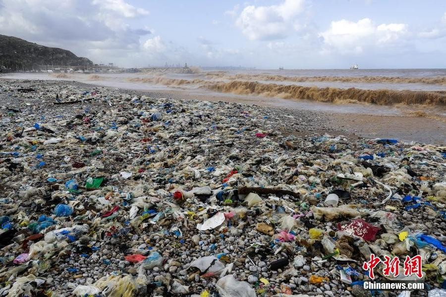 黎巴嫩垃圾危机继续 风暴后海滩变垃圾场