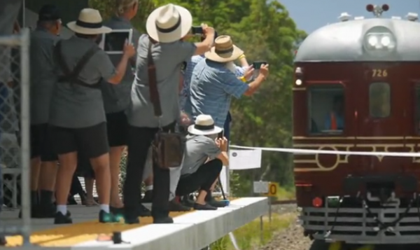 澳大利亚推出全球第一辆太阳能列车 可容纳百人