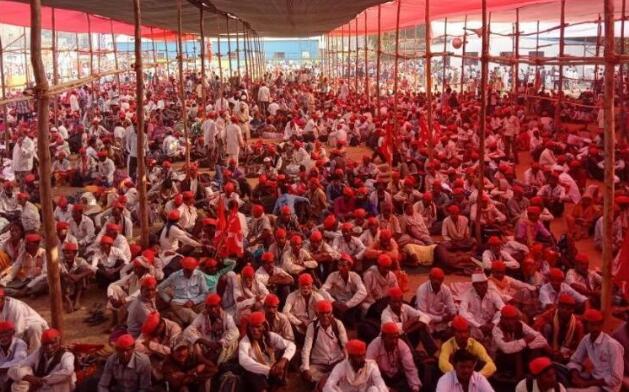 印近4万农民“长征”抗议 有人头顶光伏“神器”为手机充电