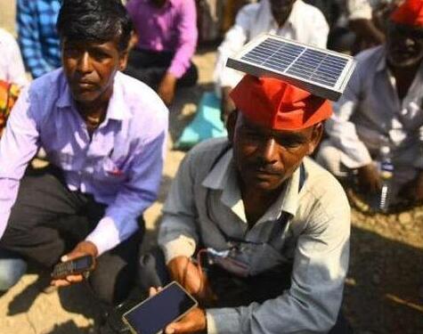 印近4万农民“长征”抗议 有人头顶光伏“神器”为手机充电