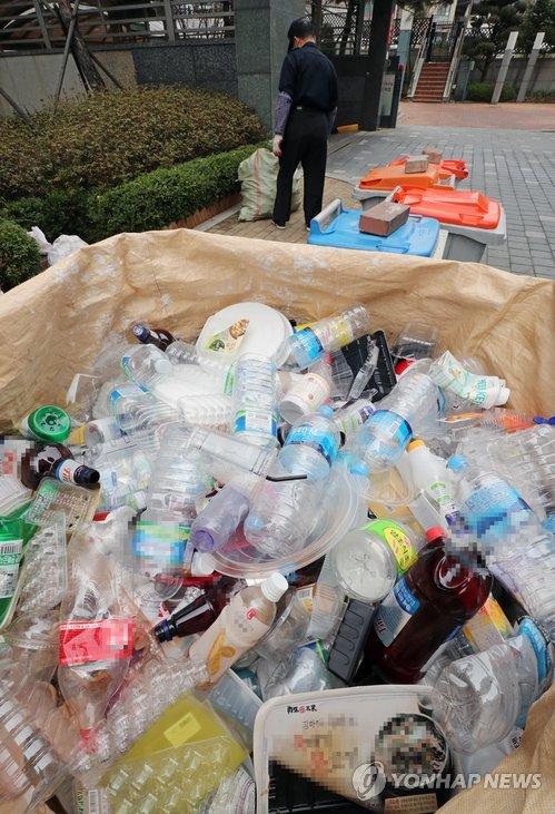 中国“洋垃圾”禁令实施3个月 韩国人因“垃圾成山”打起来了