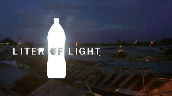 在不通电的情况下，如何将一瓶水变成一盏灯?