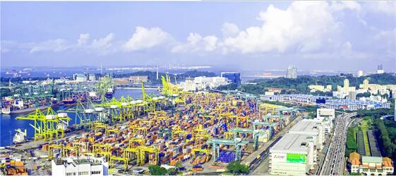 新松港口移动机器人进驻全球最大中转枢纽港