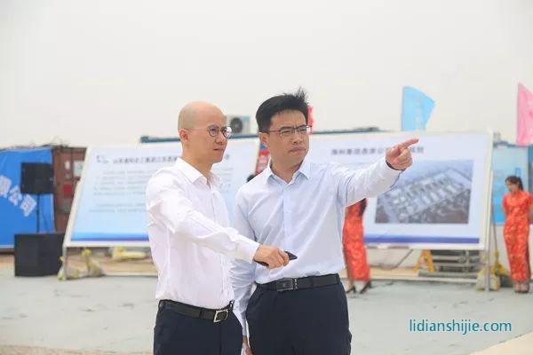 图为海科集团副总裁殷庆元(左)与海科集团特种化学品事业部副总经理马立军(右)