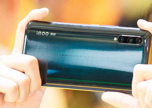 iQOO Pro（5G）手机在ChinaJoy曝光：墨绿配色