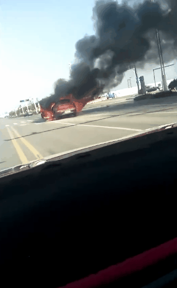 一辆威马EX5在路边燃起大火