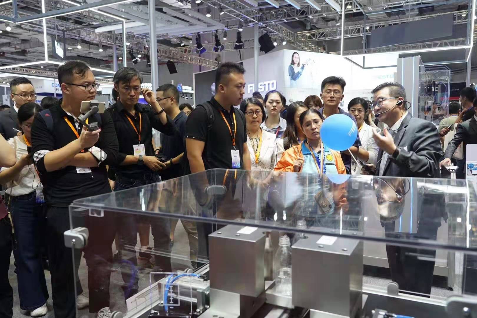 从上海工博会看机器人新趋势：产品和服务才是机器人企业突破重围的利器