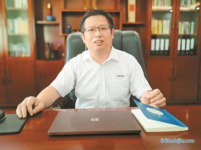 信宇人公司董事长杨志明在接受记者采访