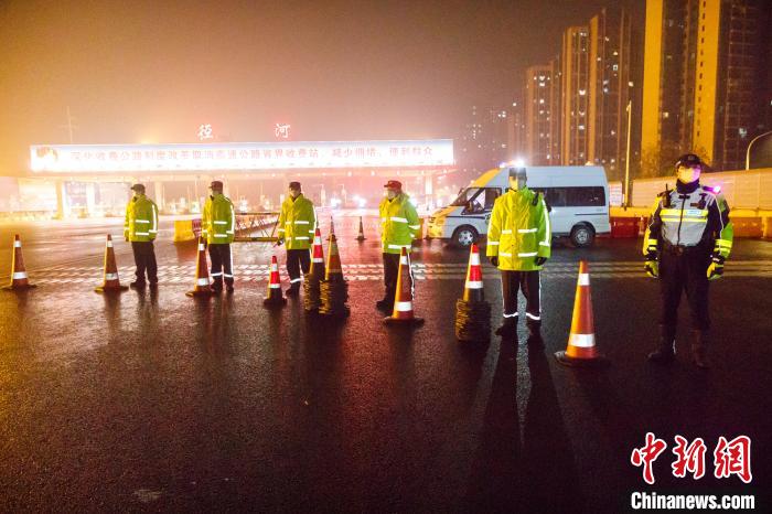 武汉警方启动最高等级勤务 全警投身疫情防控阻击战