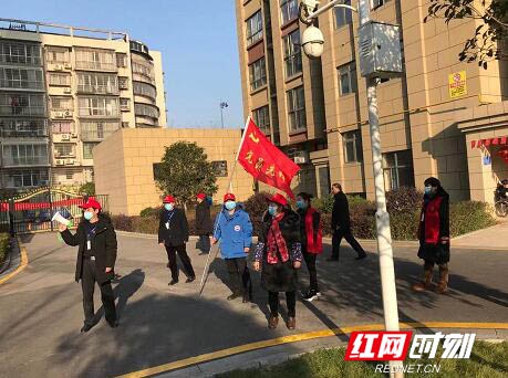 石门县：发挥党员示范 党旗在防控疫情斗争第一线高高飘扬