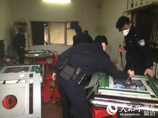 疫情期间不听劝告 鄂州警方砸毀40余台麻将机