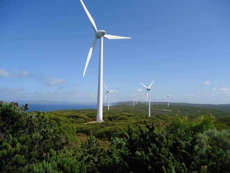 青海海南州特高压外送通道配套电源点新建风电项目首台风机吊装