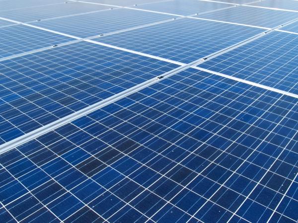 美国能源公司在太阳能项目上附加电池储能的挑战