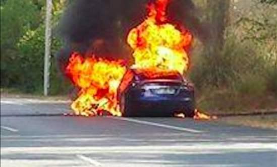 炎热天气下，新能源汽车频发自燃起火事故，对该行业是一大打击