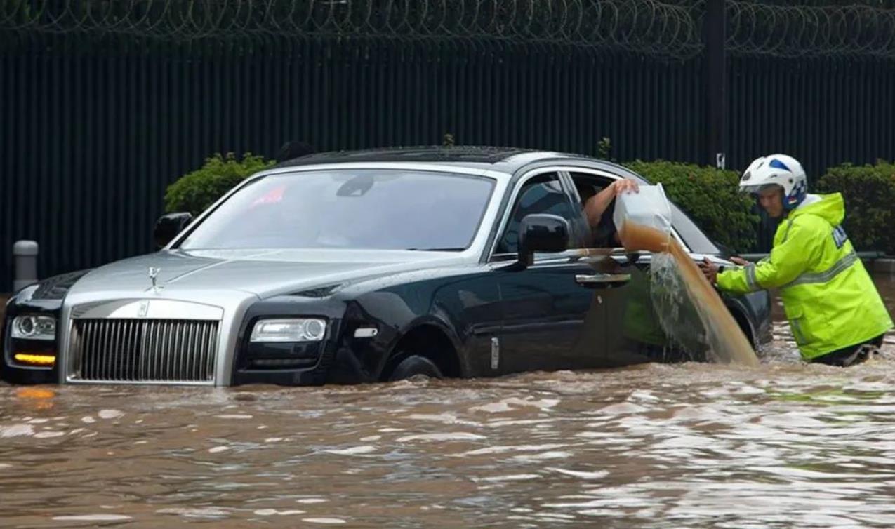 河南暴雨，证明电动车比燃油车更经“泡”，不怕水？