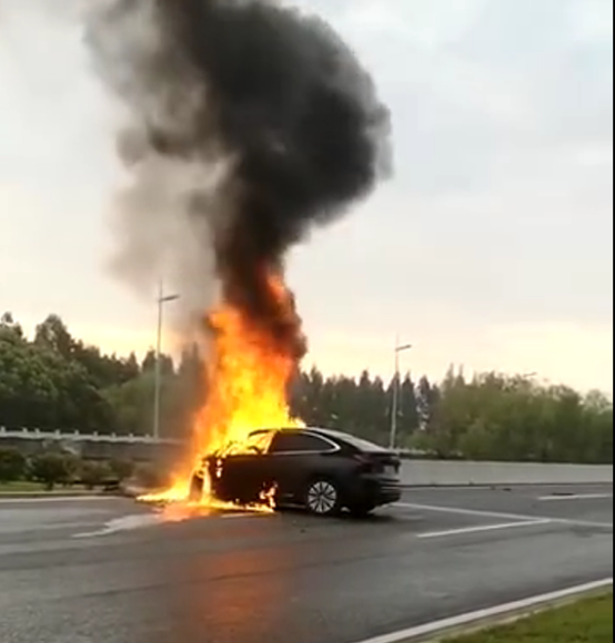 上海一蔚來EC6起火，車主身亡