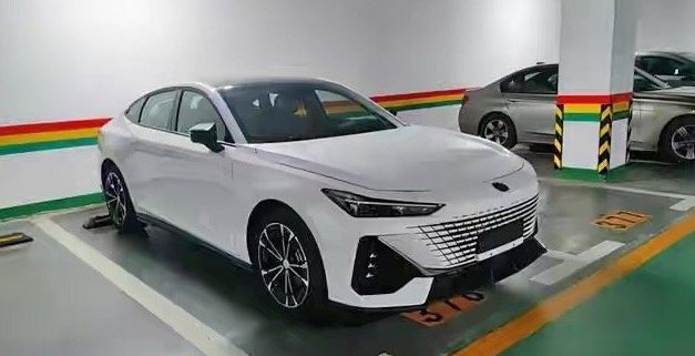 長安UNI-V實(shí)車靚照，又一高顏值轎跑車型，賣多少才合適？