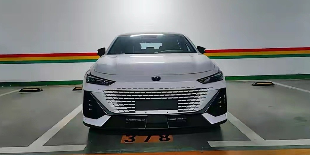 長安UNI-V實(shí)車靚照，又一高顏值轎跑車型，賣多少才合適？