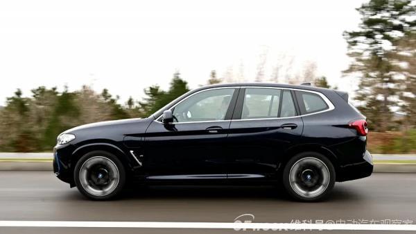 新BMW iX3试驾：外观升级，纯粹驾控延续