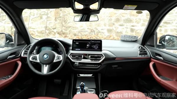 新BMW iX3试驾：外观升级，纯粹驾控延续