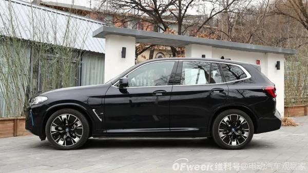 新BMW iX3试驾：外观升级，纯粹驾控延续