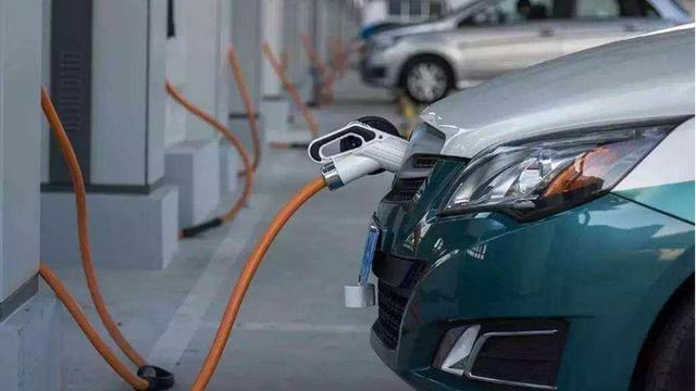 集体涨价，新能源汽车是开倒车吗？