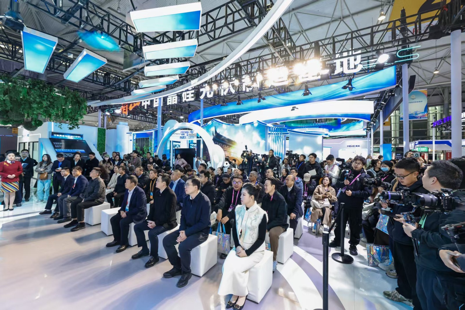 琏升光伏异质结(HJT)多分片组件全球首秀,引爆蓉城 琏升光伏异质结(HJT)多分片组件全球首秀,引爆蓉城