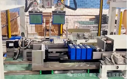 机械臂将电芯、隔热片、绝缘片放入工装夹具进行模组堆叠