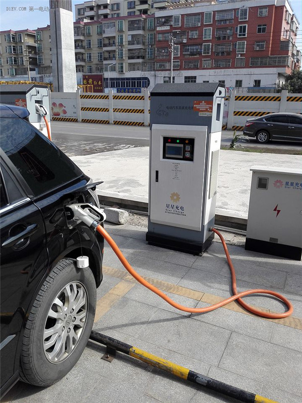 很高大上的快充站,停车免费哦～可以用星星充电桩扫码充电～106a哦