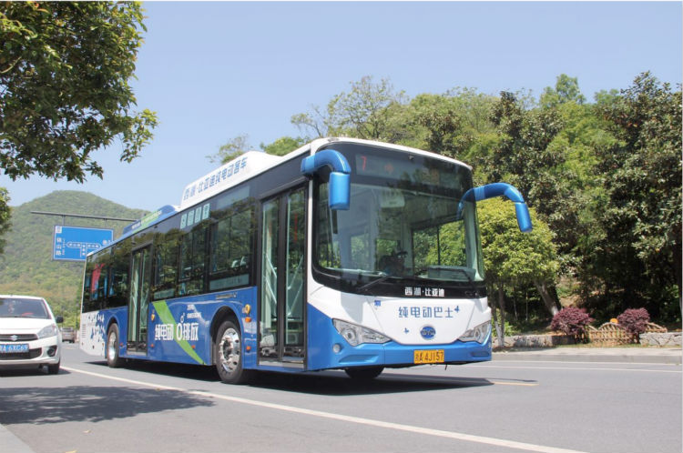 6月,第一辆"蓝天白云"款西湖比亚迪电动公交车在k290公交线路载客运营