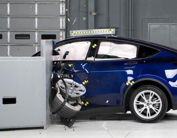 屡屡发难的电动汽车，为什么在碰撞测试没有露出马脚？